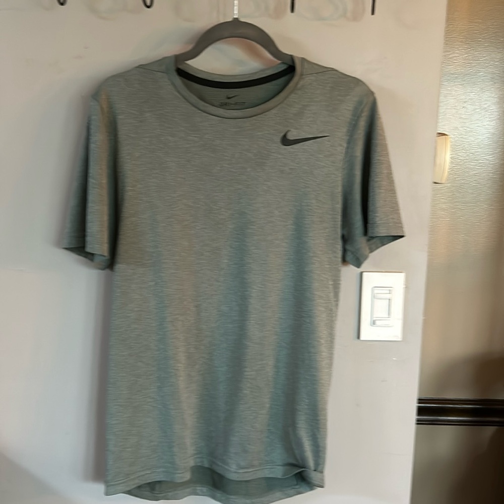 Nike Dri-Fit Short Sleeved Shirt. Men’s Size S. Sage Geeen color.